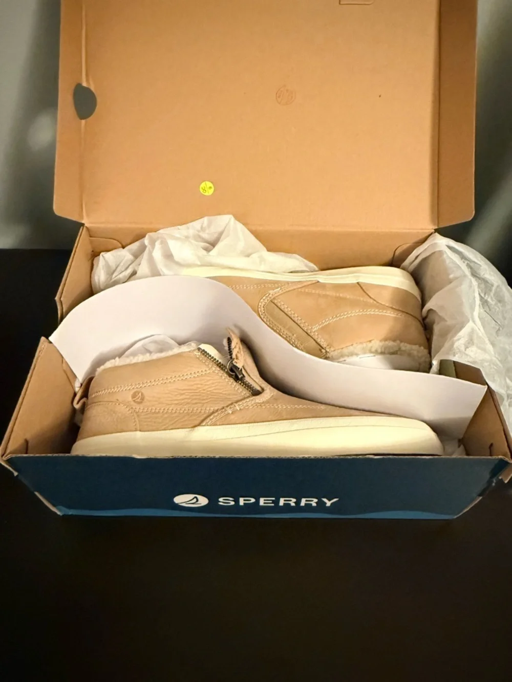 Sperry crest lug